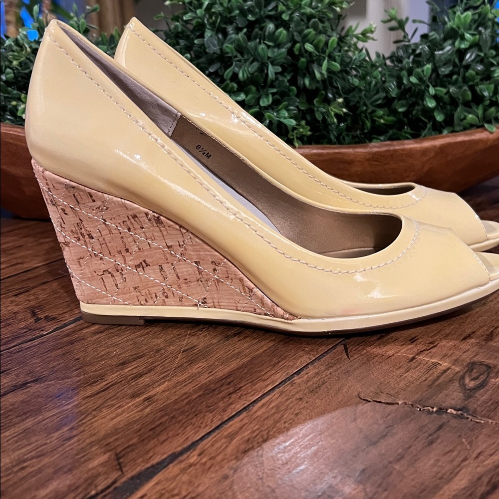 NWT Vaneli Phebe Ice Fodervern Patent/Ice Quilted Cork Peep Toe Heels. Size 8.5 - Picture 2 of 7